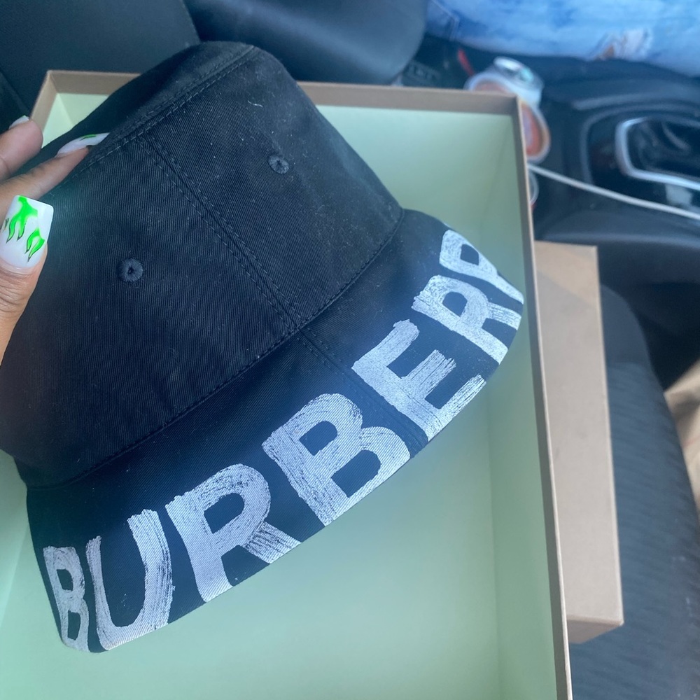Burberry hat mint condition.